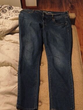 Old Navy Women's Straight-Leg Jeans in Medium Blue Wash